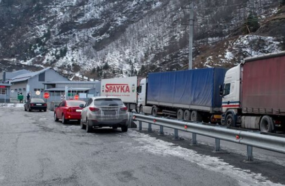 Ավելի քան 300 հայկական բեռնատարներ սպասում են Վերին Լարսն անցնելուն